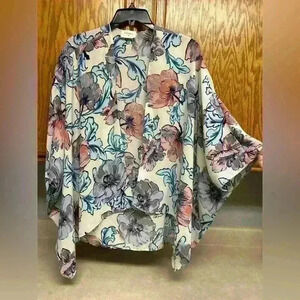 Everly white and floral kimono‎ size small